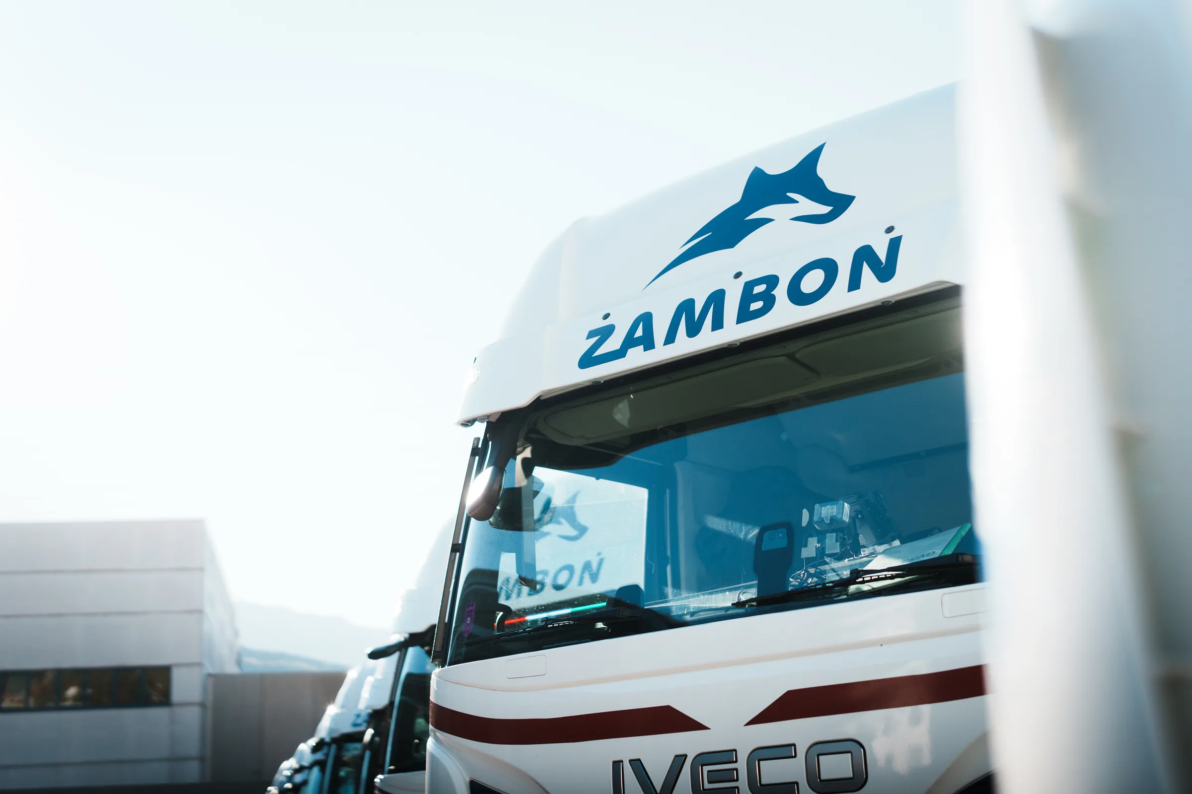 Fronte di un trattore stradale Zambon con il logo aziendale