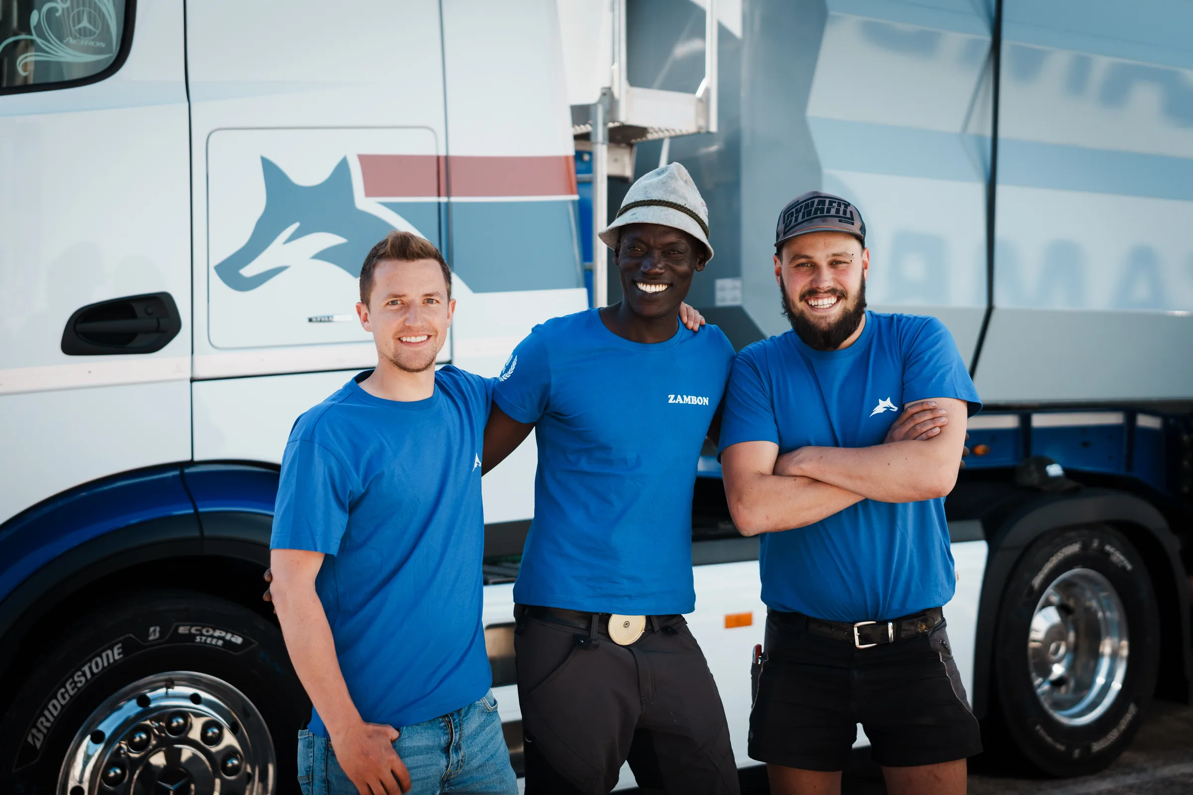 Team di autisti della Zambon GmbH davanti a un trattore stradale