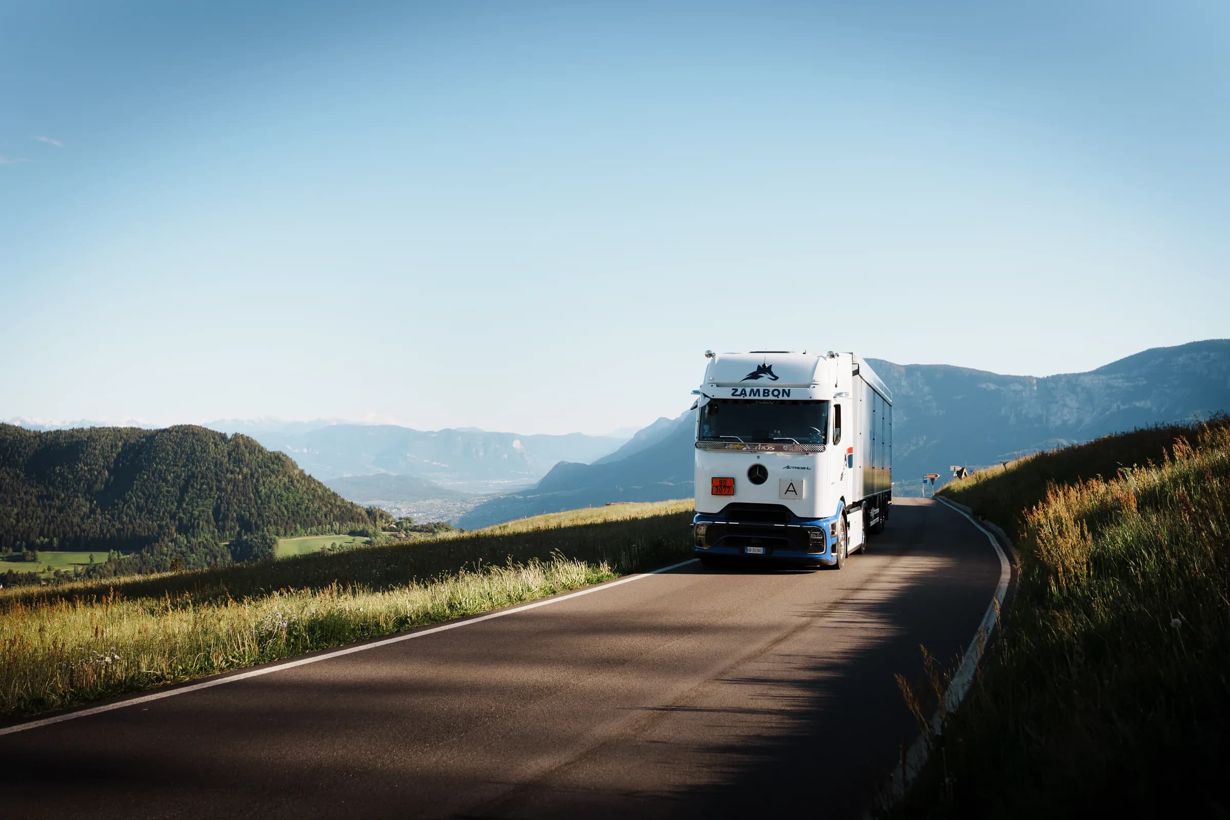 Trattore stradale della Zambon GmbH sulla strada di montagna