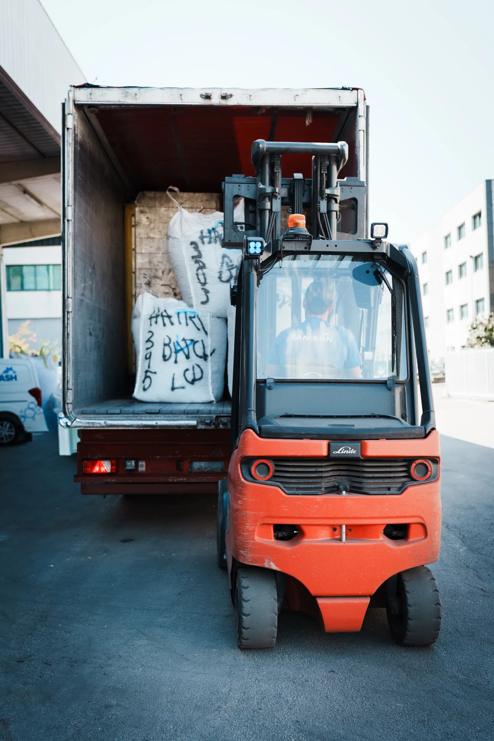 Carrello elevatore che carica un big bag presso la sede di stoccaggio
