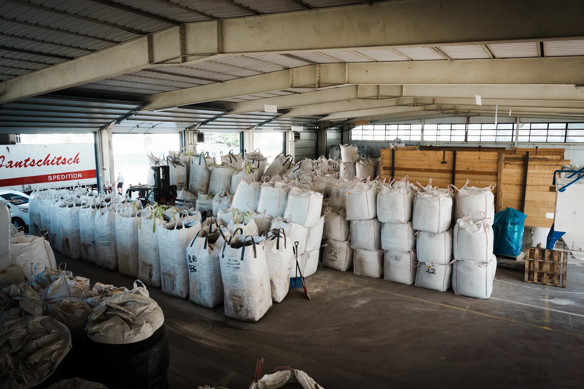 Magazzino della Zambon GmbH con big bag stoccati
