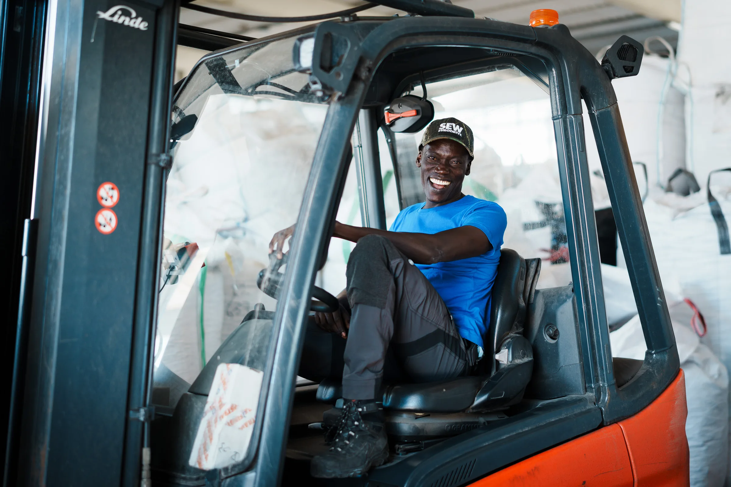 Carrello elevatore durante la movimentazione di merci presso Zambon GmbH
