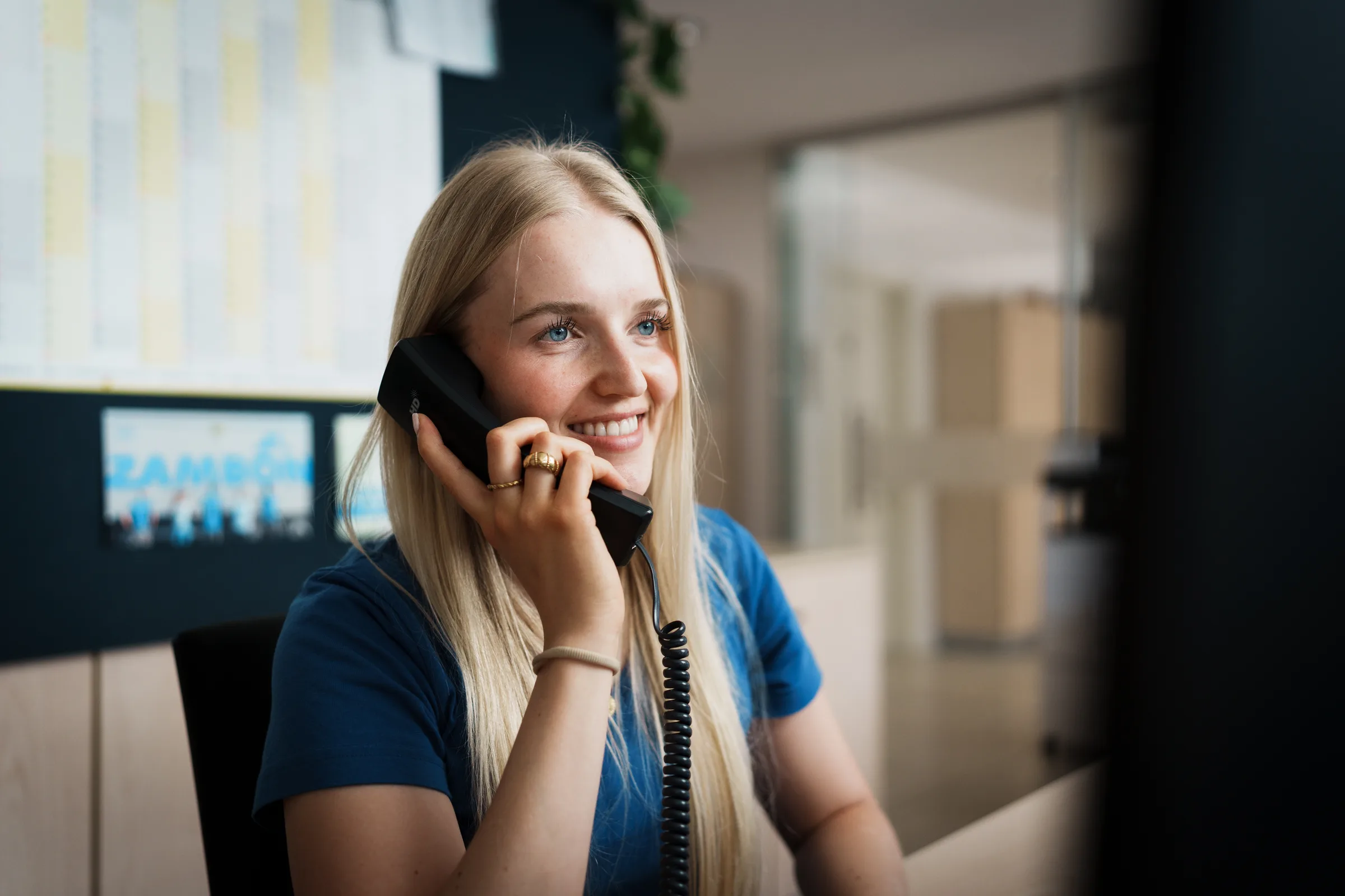 Collaboratrice della Zambon GmbH al telefono in ufficio